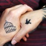 Delikatny tatuaż na dłoni